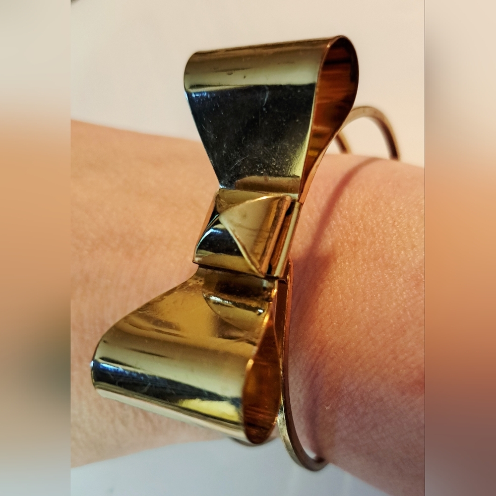 Gold Geometric Bow Bracelet